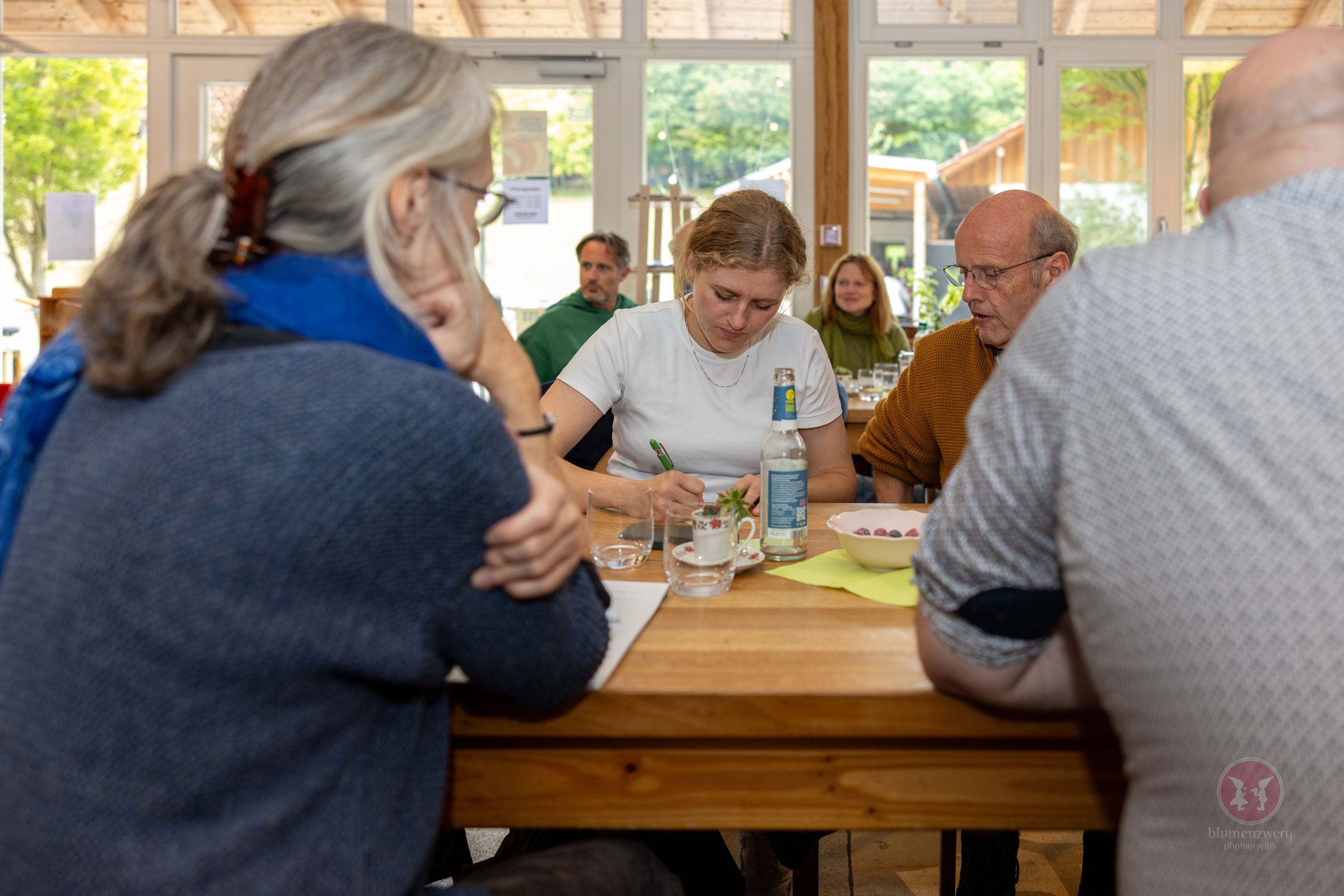 Clara bei der Arbeit mit ihrem Team